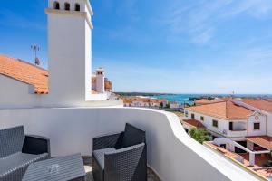 d'un balcon avec des chaises et une vue sur l'océan. dans l'établissement Apartamentos Atlantico by Umbral, à Vila Nova de Milfontes
