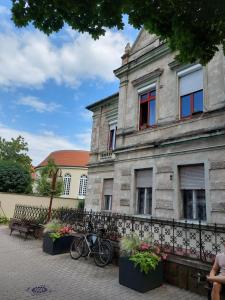 a building with bikes parked in front of it at Holdfény apartman in Siófok