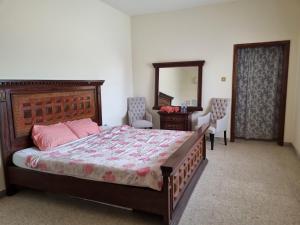 um quarto com uma cama grande e um espelho em VictoriaS em Al Ain