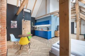 a room with a kitchen and a table and chairs at Apartament Wincentego Styczyńskiego in Gliwice