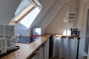eine Küche mit einer Arbeitsplatte und einem Fenster in der Unterkunft Au cœur des remparts in Vannes