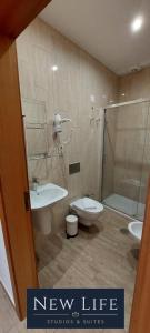 - une salle de bains neuve avec toilettes et douche dans l'établissement New Life - PARQUE CIDADE STUDIO-0T, à Porto