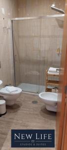 - une salle de bains neuve avec douche et toilettes dans l'établissement New Life - PARQUE CIDADE STUDIO-0T, à Porto