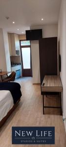 - une chambre avec un lit et un banc en bois dans l'établissement New Life - PARQUE CIDADE STUDIO-0T, à Porto