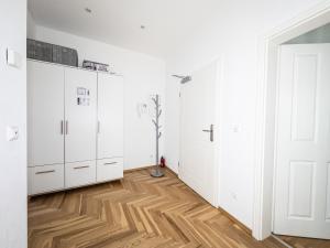 Zimmer mit weißen Schränken und Holzböden in der Unterkunft FirstClass 2-Room-Apartment in Leipzig