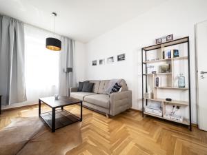 sala de estar con sofá y mesa en FirstClass 2-Room-Apartment, en Leipzig