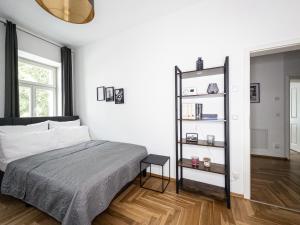 sypialnia z łóżkiem i półką na książki w obiekcie FirstClass 2-Room-Apartment w Lipsku
