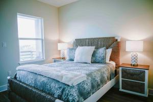 パドレ・アイランドにあるCasa Pura Vidaのベッドルーム1室(ベッド1台、ランプ2つ、窓付) +39枚の写真