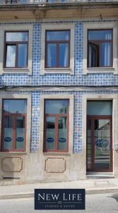 d'une façade en carrelage bleu et blanc. dans l'établissement New Life - PARQUE CIDADE STUDIO-0T, à Porto