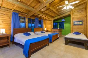 Postel nebo postele na pokoji v ubytování Cabitat Cabañas + 18 fotografií