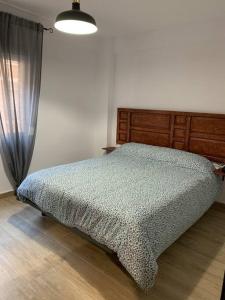 um quarto com uma cama, uma cómoda e uma janela em Ideal apartamento en el Barrio de las Delicias em Málaga
