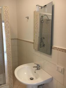 La salle de bains est pourvue d'un lavabo et d'une douche. dans l'établissement Home Minerva, à Giardini Naxos