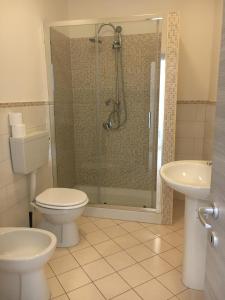 La salle de bains est pourvue d'une douche, de toilettes et d'un lavabo. dans l'établissement Home Minerva, à Giardini Naxos