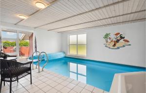 ノーポにあるStunning Home In Nordborg With 5 Bedrooms, Sauna And Indoor Swimming Poolのリビングルーム中央のプール