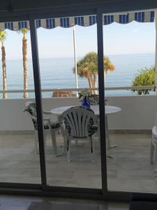 vista su un patio con tavolo e sedie di Primera línea de Playa San Cristóbal. Almuñecar ad Almuñécar