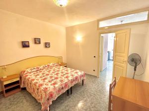 - une chambre avec un lit, un bureau et une fenêtre dans l'établissement Casa Assunta, à Ischia