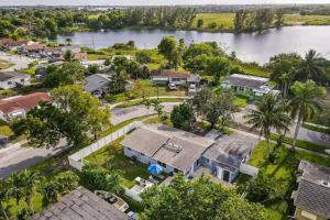 - une vue aérienne sur une maison à côté d'une rivière dans l'établissement Vacation Home 3 Bedrooms, Private Pool and Pool Table, à Fort Lauderdale