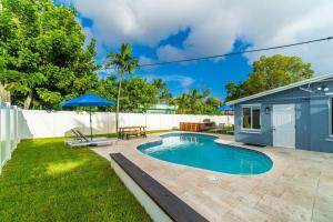 - une piscine dans l'arrière-cour d'une maison dans l'établissement Vacation Home 3 Bedrooms, Private Pool and Pool Table, à Fort Lauderdale