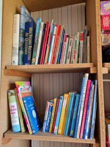 une étagère remplie de livres dans l'établissement La maison ensoleillée, à Rivesaltes