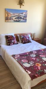A bed or beds in a room at Apartament 2 camere pe malul marii Free Parking Sunny Beach