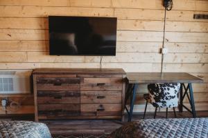 TV/Unterhaltungsangebot in der Unterkunft Muddy Creek Mining Company