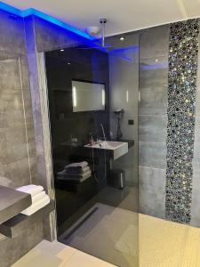 La salle de bains est pourvue d'un lavabo et d'une douche avec un miroir. dans l'établissement Nature & Design, à Bonifacio