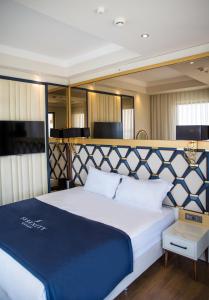 1 dormitorio con 1 cama grande en un yate en Serenity Queen Hotel en Alanya