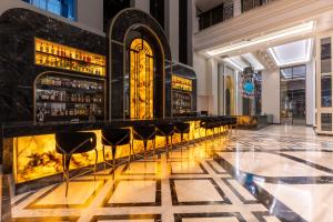 een lobby met een bar met krukken en wijnflessen bij Serenity Queen Hotel in Alanya
