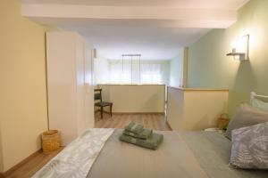 1 dormitorio con 1 cama y 1 dormitorio con mesa en The Corfiot ' city center ', en Corfú