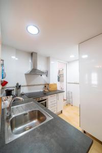 - une cuisine avec un évier et un comptoir dans l'établissement Apartamento Cantarero, à Nerja