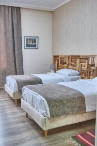 una habitación de hotel con 2 camas en una habitación en 21 Rooms Hotel en Gyumri