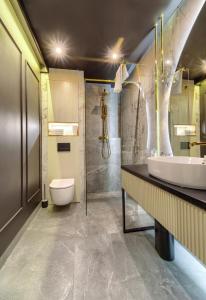 A&J APARTS GDYNIA II في غدينيا: حمام مع حوض ومرحاض