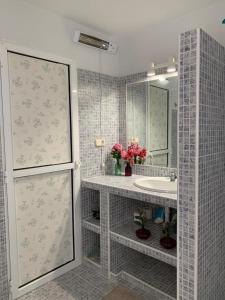 a bathroom with a sink and a mirror at Casa Rural Humberto con 3 dormitorios in Málaga
