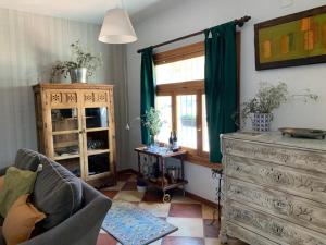 - un salon avec une commode et une fenêtre dans l'établissement Casa Rural Humberto con 3 dormitorios, à Malaga
