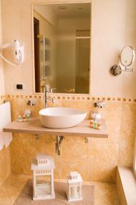 bagno con lavandino e grande specchio di Monti 66 Hotel a Roma