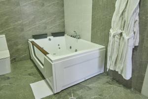 Habitación con baño con bañera blanca. en 21 Rooms Hotel en Gyumri