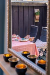 a mirror reflection of a table with a pink table cloth at 1700-talshus i två plan med egen innergård i Visby innerstad in Visby