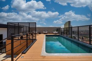 Bazén v ubytování Loft In The Heart Of Americana, Have An Artsy Stay nebo v jeho okolí