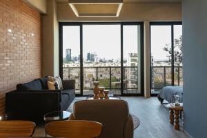 Posezení v ubytování Loft In The Heart Of Americana, Have An Artsy Stay