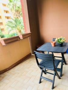 uma mesa azul e uma cadeira com plantas em GardenHouse em Cagliari
