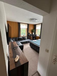 ein Wohnzimmer mit einem Sofa und einem Tisch in der Unterkunft Pension Zur Wartburg in Olbernhau