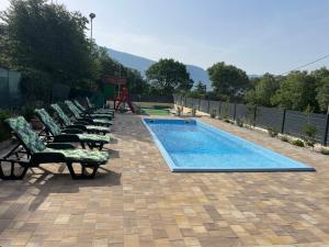Bazén v ubytování Holiday home in Šušnjevica with swimming pool nebo v jeho okolí