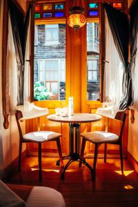Astra Boutique Hotel في إسطنبول: طاولة وكرسيين في غرفة مع نافذة