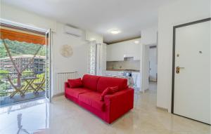 un sofá rojo en la sala de estar con cocina en Stunning Apartment In Recco With Kitchen, en Recco