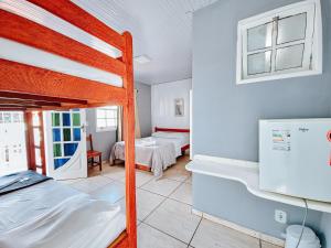 カボ・フリオにあるPousada Água Marinhaのベッドルーム1室(ベッド2台、二段ベッド1組付)