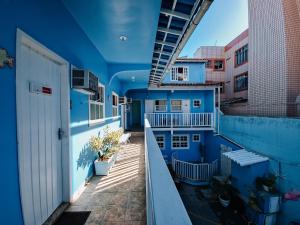 Blick auf ein blaues Gebäude mit Balkon in der Unterkunft Pousada Água Marinha in Cabo Frio