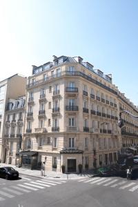 um grande edifício na esquina de uma rua em Hotel Claridge Paris em Paris