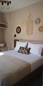 sypialnia z białym łóżkiem z poduszką w obiekcie Lemonia Rooms w mieście Platis Gialos Sifnos
