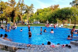 a group of people in a swimming pool at Bienestar en Termas de Río Hondo Amplio departamento con cochera in Termas de Río Hondo