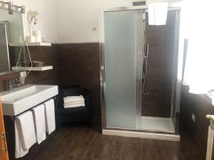 bagno con doccia e lavandino di Residenza Segrate Centro Novegro a Segrate